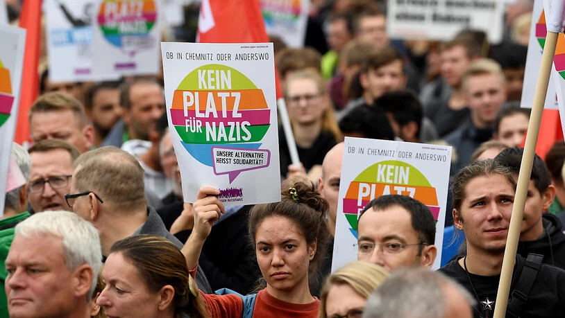 In Chemnitz sind am Samstag erneut mehrere tausend Demonstranten verschiedener Lager auf die Strasse gegangen.
