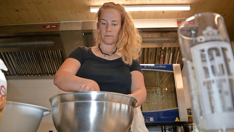 Ist happy: In der nigelnagelneuen Küche macht Hüttenwartin Sabina Schneider das Kuchenbacken noch mehr Spass.