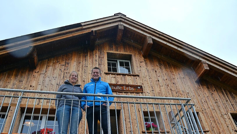 Sind stolz: Stefan Elmer und Sabina Schneider können Gästen die Hütte des Skiclubs Elm in neuem Glanz präsentieren.