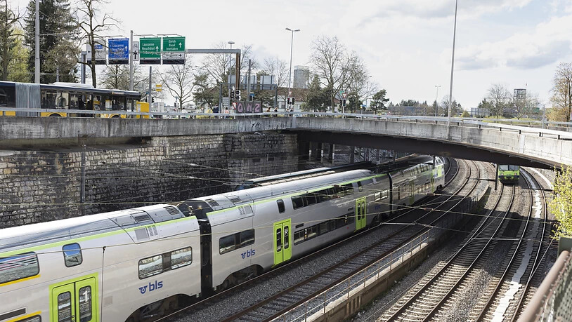 Der öffentliche Verkehr will seinen Energieverbrauch bis 2050 um 30 Prozent senken: BLS-Zug in Bern. (Archiv)