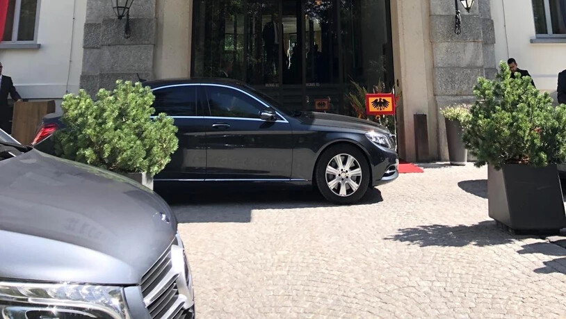 Die Staatsoberhäupter werden vor dem Hotel «Waldhaus» empfangen.