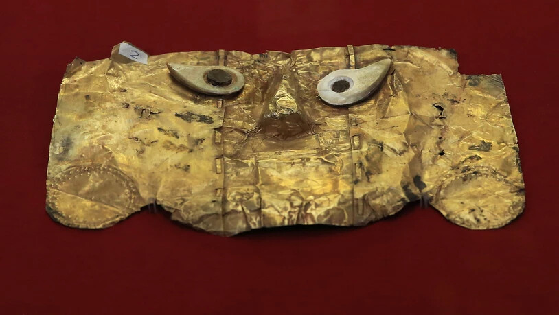 Die Begräbnis-Maske mit Goldlegierung und Silberaugen stammt aus dem 8. Jahrhundert.