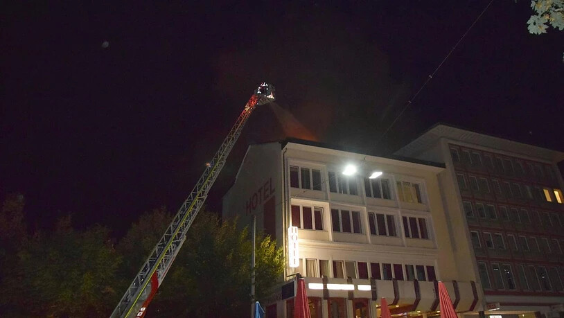 Das Hotel im Zentrum von Grenchen SO ist nach dem Brand des Dachstocks nicht mehr bewohnbar.