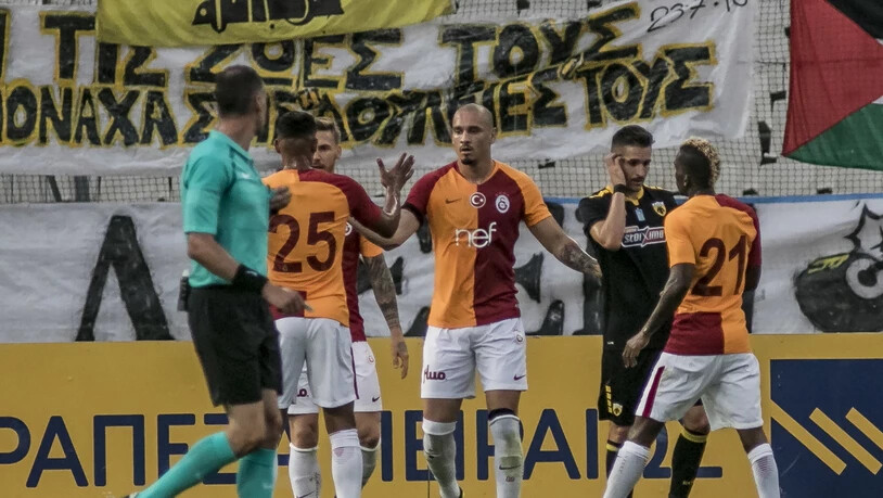 Die Spieler von Galatasaray können sich zum Sieg im Istanbuler Derby gegen Kasimpasa beglückwünschen (Archiv)