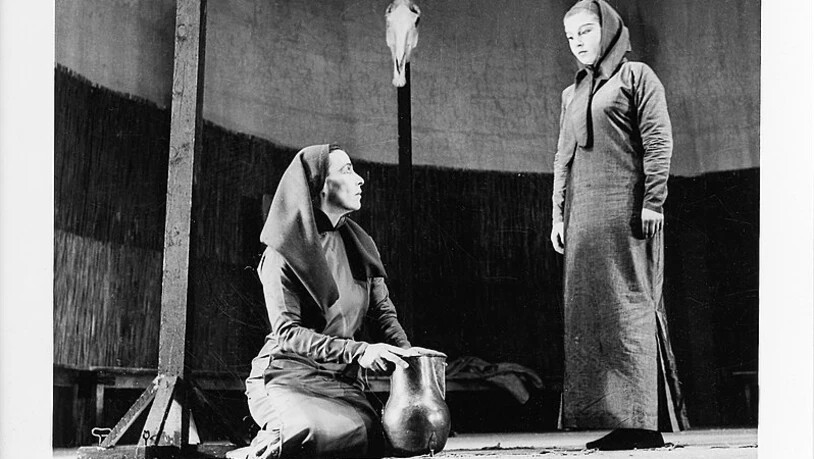 Brechts «Antigone» 1948 und Zeitzeuge: Helene Weigel als Antigone (sitzend) im Churer Stadttheater.