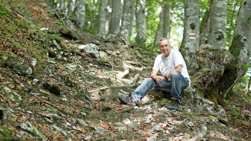 Walter Hauser kehrt zum Wanderweg zurück, von dem er als Reporter über den Braunwalder Steinschlag berichtete.