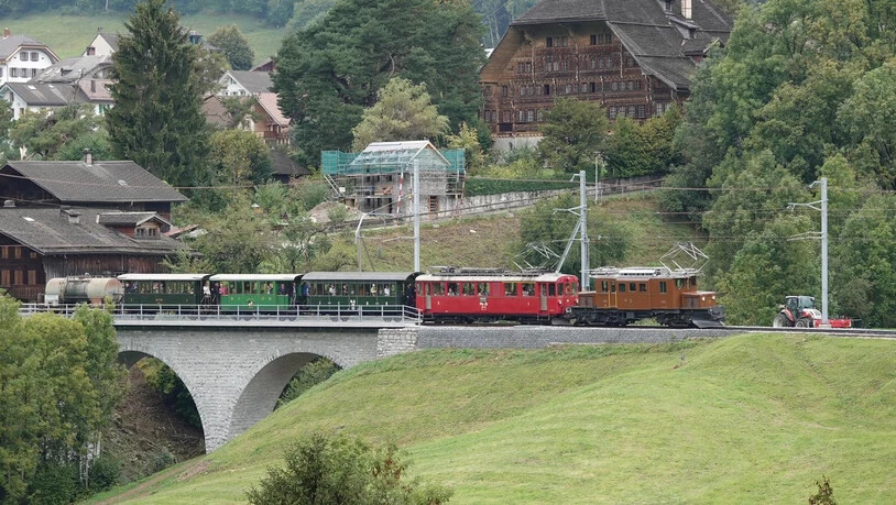 RhB-Extrazug mit «Bernina-Krokodil» und einem ehemaligen Bernina-Triebwagen.