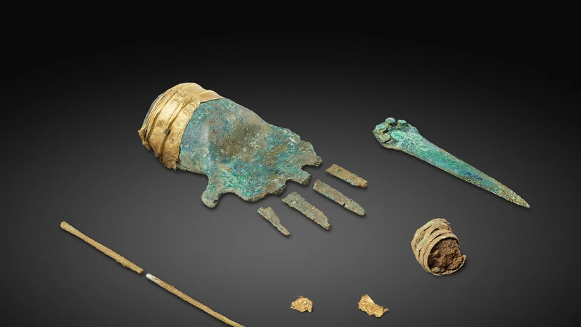 Die auf dem Tessenberg gefundene Bronzehand gilt als sehr aussergewöhnlicher Fund. Bei Nachgrabungen stiessen die Archäologen auch auf eine Gewandnadel und Bronzespiralen.