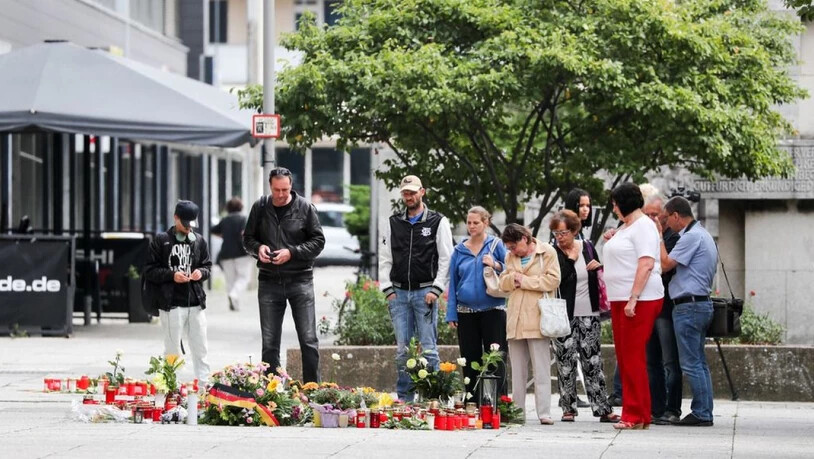 Passanten legen am Tatort Blumen nieder. Nach einem Streit war am 26. August in der Innenstadt von Chemnitz ein 35-jähriger Mann erstochen worden.