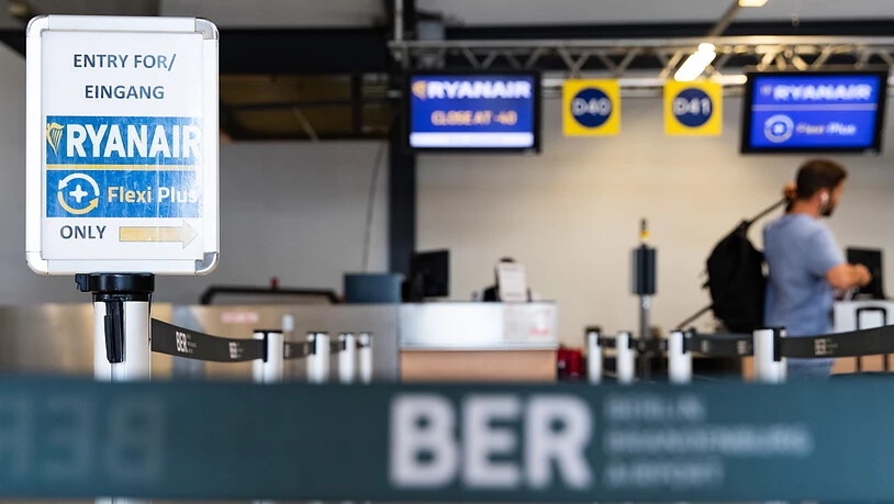 Fluggesellschaften erdenken sich immer neue Gebühren. So werden Passagiere auch beim Billigflieger Ryanair künftig ohne Aufpreis nur noch eine kleine Tasche an Bord nehmen dürfen. (Archivbild)