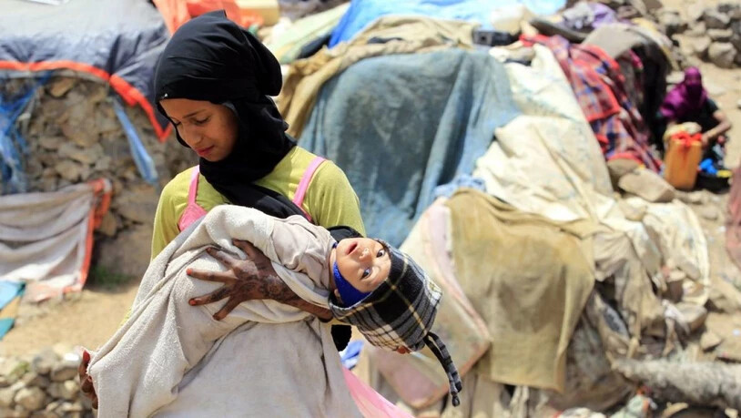Ein Mädchen in einem Flüchtlingslager in der Nähe der Hauptstadt Sana'a mit ihrer kleine Schwester. Millionen von Kinder in Jemen sind vom Hunger bedroht. (Archivbild)