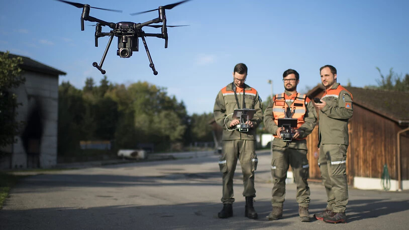 Die ersten Drohnen-Piloten des Ausserrhoder Zivilschutzes während ihrer Ausbildung am Mittwoch, 19. September, in Teufen AR. Die Drohnen ermöglichen etwa bei Murgängen oder Überschwemmungen, die Lage rasch aus der Luft zu überblicken.