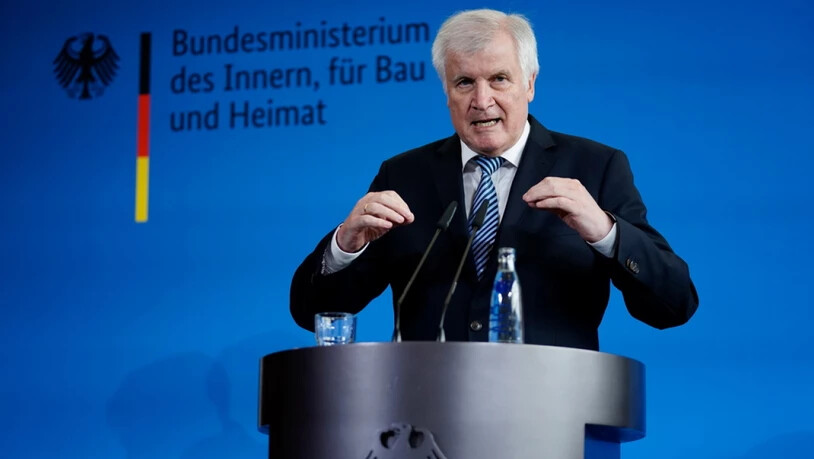 Wer neuer Chef des Verfassungsschutzes wird, ist noch offen, auch er persönlich habe "noch keinen Namen im Kopf", sagte Innenminister Horst Seehofer am Mittwoch vor den Medien in Berlin.