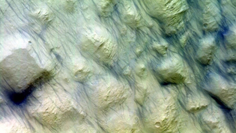 Nach einem gewaltigen Sturm hat die Berner Mars-Kamera dunkle Striche auf der Mars-Oberfläche entdeckt.