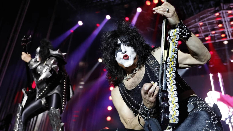 Ein letzter Kuss zum Abschied: Die US-Rockband Kiss hat ihre letzte Welttournee angekündigt. (Archivbild)