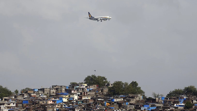 Ein Flugzeug der indischen Fluggesellschaft Jet Airways im Anflug auf Mumbai. Eine solche Maschine musste am Donnerstag umkehren, weil Dutzende von Passagieren aus Nase und Ohren bluteten. Die Crew hatte vergessen, einen Schalter zur Regulierung des…