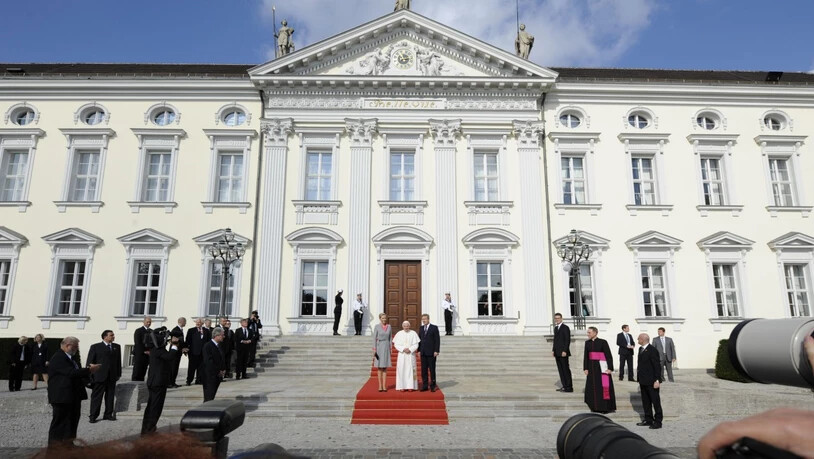 Amtssitz der deutschen Regierungspräsidenten ist Schloss Bellevue in Berlin. Die Magistraten müssen auch im Ruhestand nicht auf Luxus verzichten, wie die Finanzkontrolle ans Licht brachte. (Archivbild)