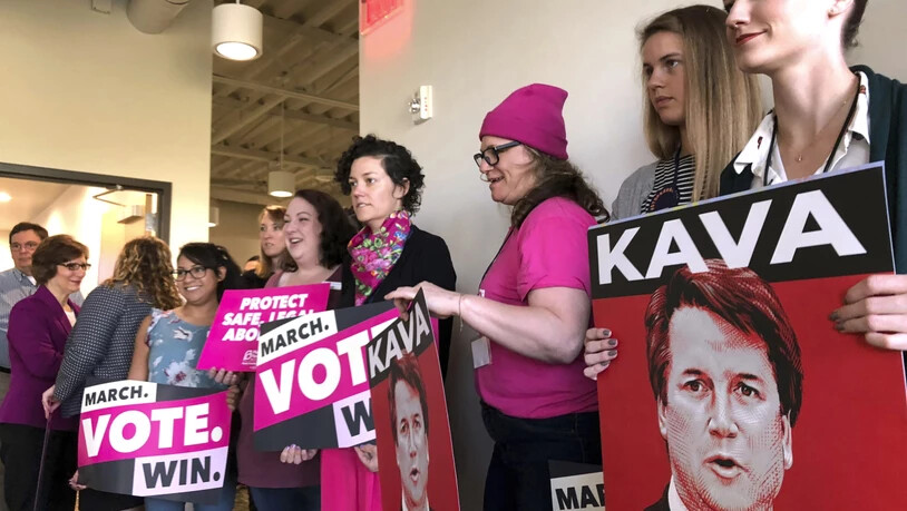 Frauen in Portland im US-Staat Oregon fordern eine Untersuchung zu den Vorwürfen gegen US-Supreme-Court-Kandidaten Brett Kavanaugh, bevor dessen Bestätigung im Parlament weiter vorangetrieben wird.