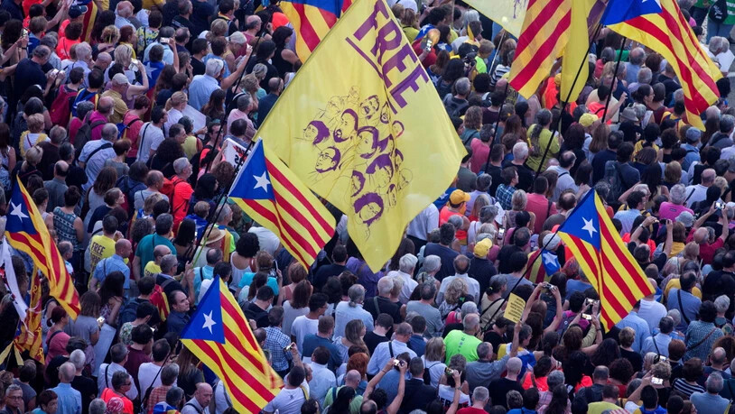 Tausende Menschen haben in Barcelona für die Freiheit von inhaftierten Politikern der katalanischen Unabhängigkeitsbewegung demonstriert.