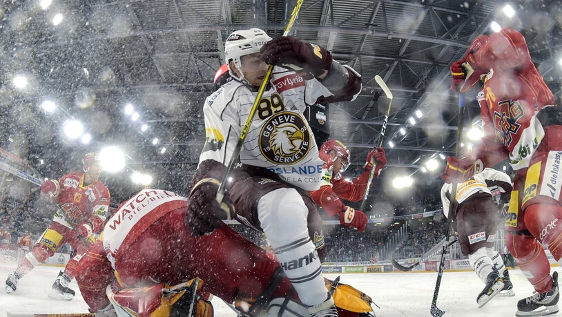 Es ist wieder Hockeyzeit: Genfs Cody Almond fährt den Bieler Goalie Jonas Hiller über den Haufen