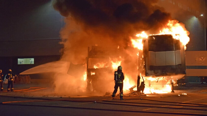 Lastwagen mit Kühlabteil in Brand geraten: Die Feuerwehr in Emmen LU Mitte September im Einsatz auf einem Firmengelände.