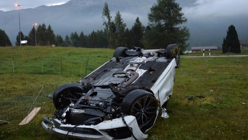 Am frühen Sonntagmorgen bei Sils im Oberengadin: Das Auto eines 33-jährigen Mannes überschlägt sich. Der Lenker wird verletzt.
