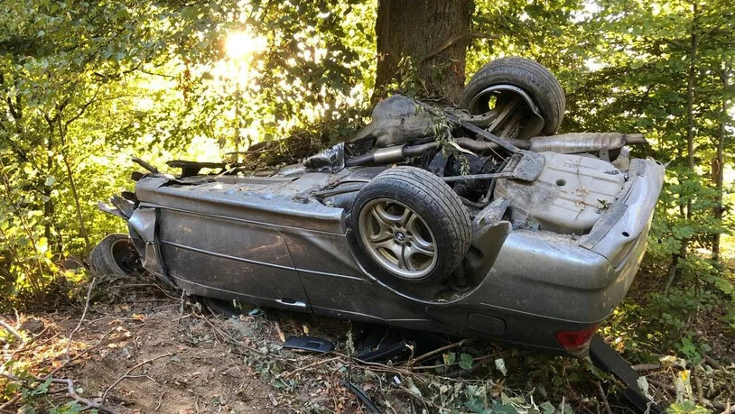 In einem Waldstück neben der Autobahn A1 in Suhr AG gefunden: Der Lenker dieses demolierten Autos erlitt beim Selbstunfall tödliche Verletzungen.