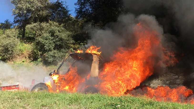 Bei Ftan brannte ein landwirtschaftlicher Motorkarren aus. Verletzt wurde niemand. 