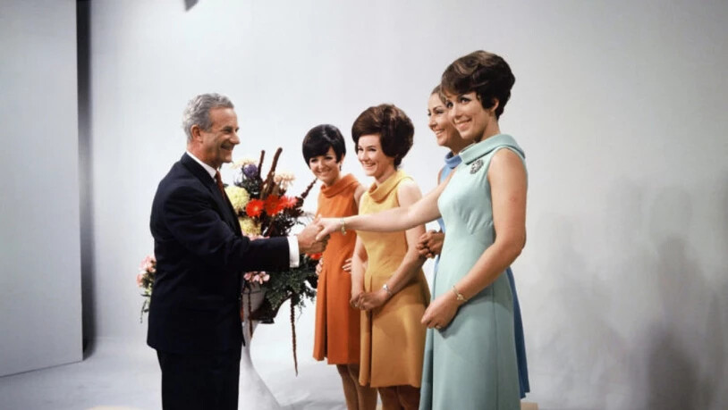 Bundesrat Roger Bonvin und  die Fernsehansagerinnen Wilma Gilvardi-Bontognoli (TSI), Ida Columberg-May (RTR), Madeleine Demartines (TSR) und Dorothea Furrer (DRS) (v.l.n.r.) am 1. Oktober 1968 beim offiziellen Start des Schweizer Farbfernsehens.
