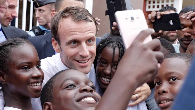 Ein Foto von Frankreichs Staatspräsident Emmanuel Macron auf der Karibikinsel Sankt Martin sorgt in Frankreich für einiges Befremden.