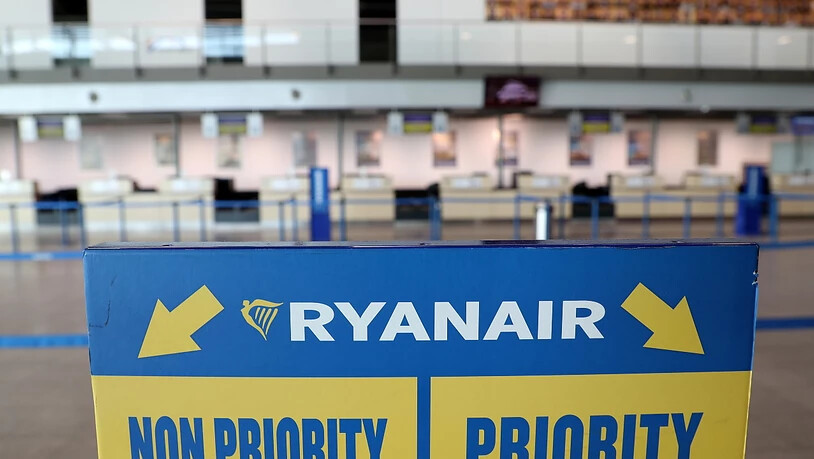 Tieferer Gewinn erwartet: Streiks und teureres Kerosin drücken beim Billigflieger Ryanair aufs Geschäft. (Archiv)
