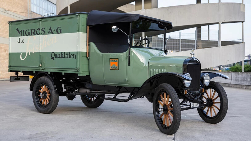 Einer der ersten, fast 100-jährigen Migros-Verkaufswagen tuckert aus festlichem Anlass nach Rapperswil-Jona.