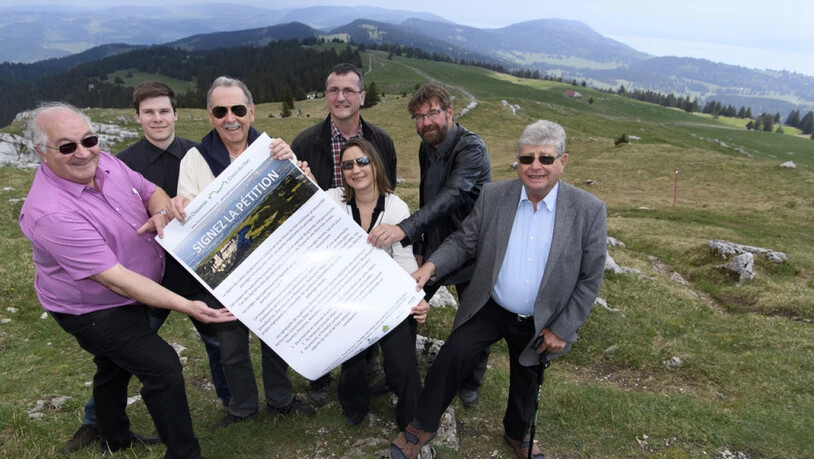Ein Teil des Oppositionskomitees gegen die geplanten Windparks im Waadtländer Jura. Im Mai lancierten sie ihre Petition. (Archiv)