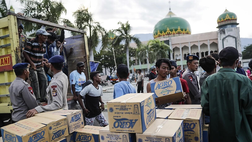 Vor der Moschee in der vom Tsunami heimgesuchten Stadt Palu werden Hilfsgüter abgeladen.
