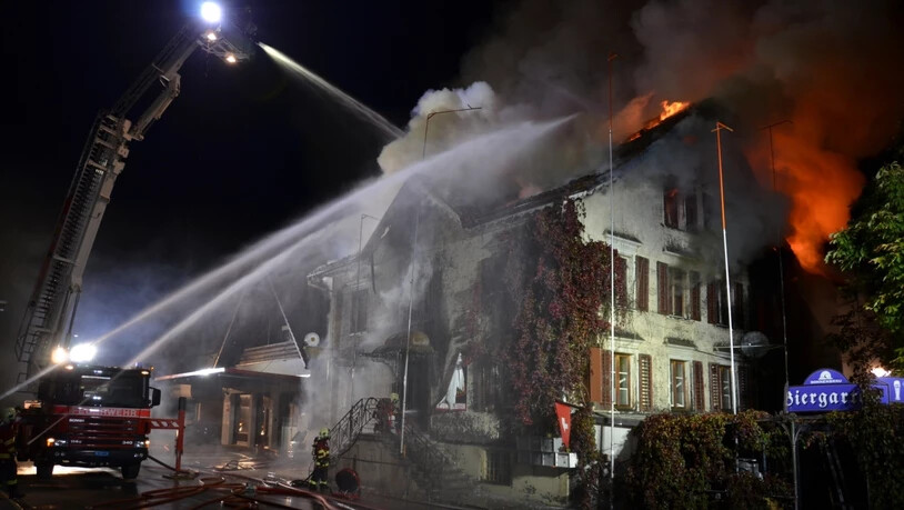 In der Nacht auf Sonntag ist das Restaurant Sonne in Oberriet SG vollständig ausgebrannt. Zwei Personen kamen ums Leben.