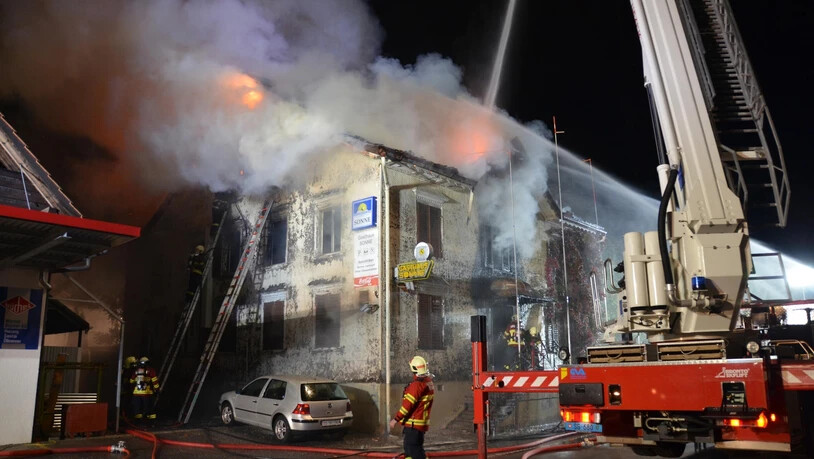 Das Restaurant «Sonne» in Oberriet steht in Vollbrand und fällt den Flammen zum Opfer.