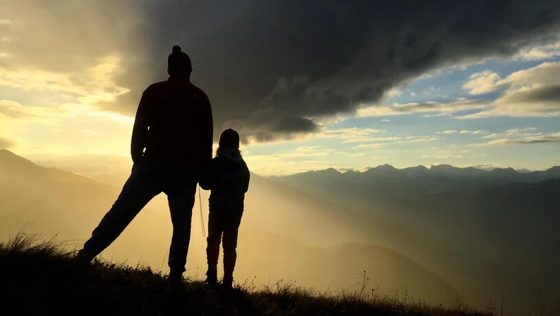 Ferienzeit - Wanderzeit: Vater und Tochter nach einer Nacht im Zelt am Montalin-Gipfel.