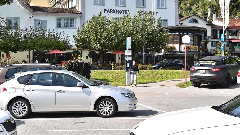 Auch in der Weesner Hafenanlage beim Parkhotel Schwert parkieren täglich Dutzende Autos. 