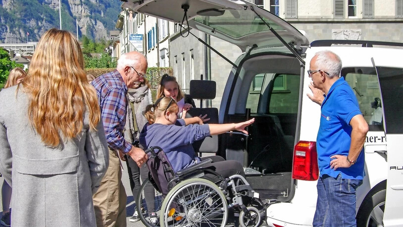 Zum Üben: Unter den wachsamen Augen von Jack Schindler rollt Heinz Stäheli die Lernende Delia Käser ins Rollstuhl-Taxi.