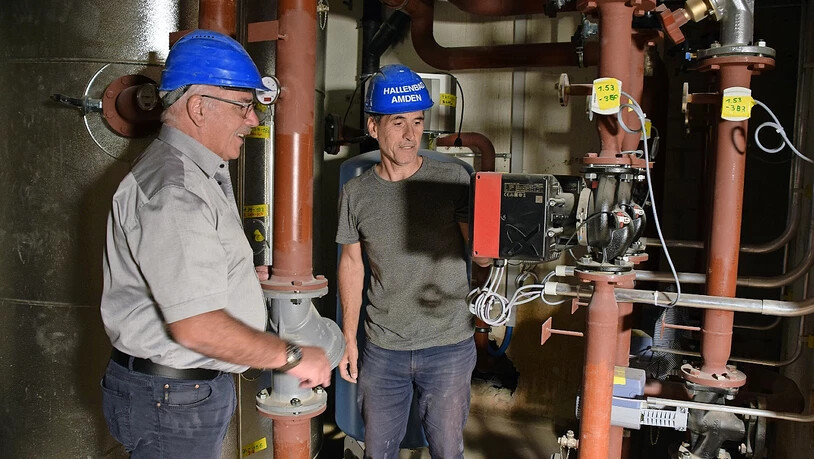 Doch der Schein trügt. Gemeindepräsident Markus Vogt (links) und Robert Bachmann besichtigen die neue Technik im Untergrund. 