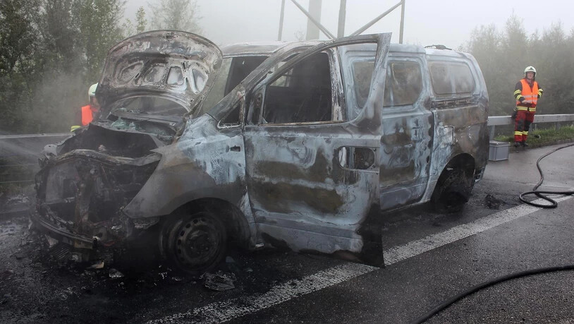 Aus dem Lieferwagen stieg erst Rauch aus, als der Lenker den Wagen auf dem Pannenstreifen parkierte, brannte er vollständig aus.
