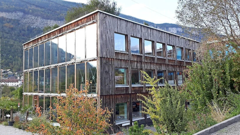 Vorbild: Das Bürohaus Gasser in Haldenstein von Architekt Andrea Rüedi gewinnt  den SIA-Preis für nachhaltiges Bauen, den Schweizer Solarpreis sowie  den europäischen Solarpreis.