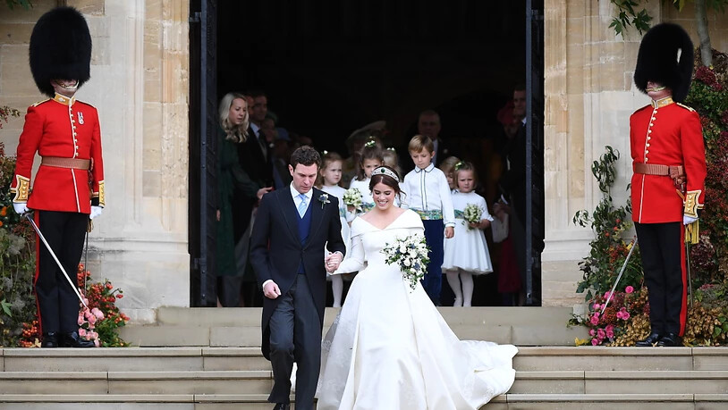 Die Queen-Enkelin Eugenie trug bei ihrer Vermählung in Schloss Windsor ein schlichtes, weisses Kleid mit weitem V-förmigem Ausschnitt.