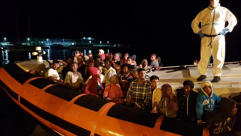 Nach etwa 35 Stunden Fahrt erreichen 70 Flüchtlinge den Hafen von Lampedusa.