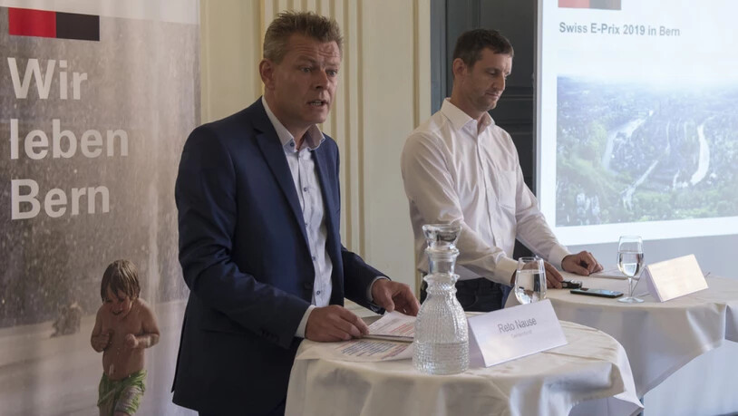 Zwei Männer im Rennfieber: Der Berner Gemeinderat Reto Nause (links) und Pascal Derron von Swiss E-Prix Operations werben in Bern für das Formel-E-Rennen vom Juni 2019.