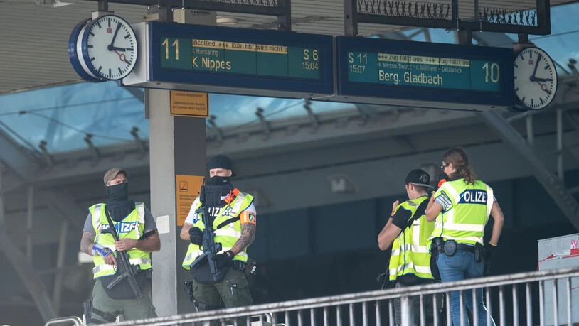 Polizisten auf einem Perron des Hauptbahnhofs in Köln. Eine Geiselnahme forderte am Montag vier Verletzte.