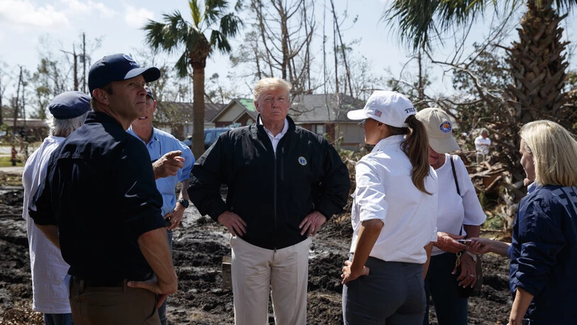 US-Präsident Donald Trump (Mitte) hat sich am Montag ein Bild von den Zerstörungen durch Hurrikan "Michael" gemacht.