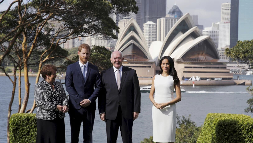 Prinz Harry und seine Frau Meghan sind am Dienstag vom britischen Generalgouverneur in Australien, Peter Cosgrove, offiziell in Sydney empfangen worden.