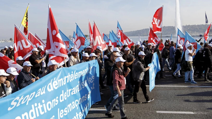 Protestierende Bauarbeiter auf der Mont-Blanc-Brücke in Genf. Auch am Mittwoch wollen sie streiken.