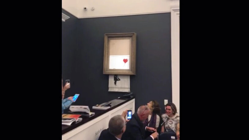 Der Künstler Banksy meldet sich am Mittwoch in einer Videobotschaft zu seiner spektakulären Aktion mit einem geschredderten Kunstwerk zu Wort. (Archivbild)